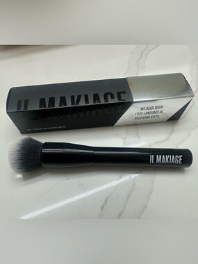 IL MAKIAGE Black Foundation Blending Brush